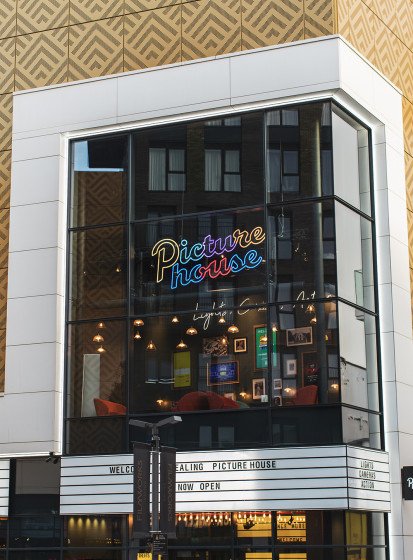 Café & Bar
